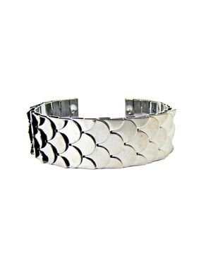 Silver fashion metal cuff bracelet with layered scallop design .80" wide
